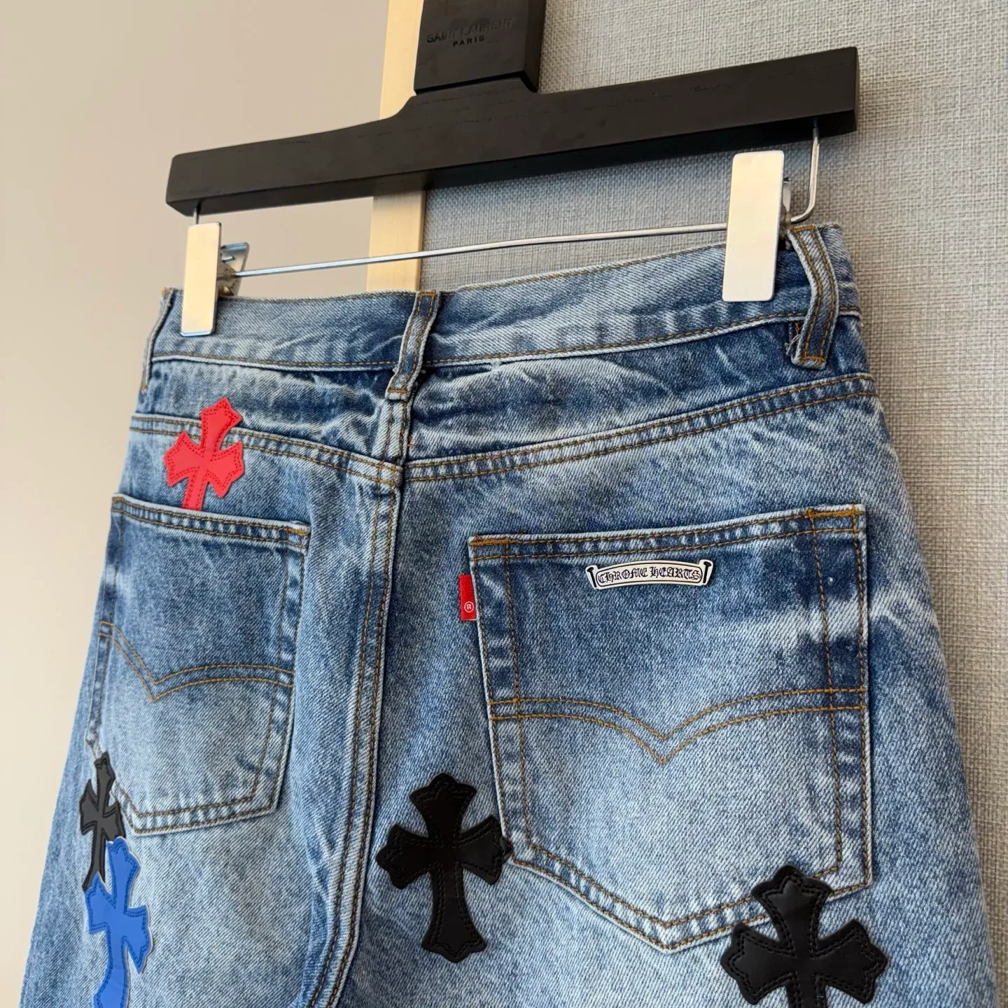 P280 Style number: D329 ChromeHearts Chrome washed blue contrasting patterned leather patch Chino workwear straight pants ceiling-level jeans, a pair is hard to find at the counter‼ ️About Zangyin✅This is an extremely luxurious fashion brand that can also be called the aristocracy of the high street. It has always been an exclusive brand for some hipsters or rich second generations. The color of this model is already very eye-catching by using a unique washed material. It is decorated with pink patch cross flowers, which cleverly highlights the charm of the brand. Secondly, this model adopts a classic high-waist cut design, which highlights the long legs and fashionable temperament of the upper body. The brand is highly recognizable and the slim-fitting configuration is more suitable for daily wear. The personality will be fashionable and the specifications can be seen at a glance. Materials and technology ✅ Needless to say, this point goes without saying. As an excellent craftsman brand, Zangyin's requirements for details and craftsmanship are really perfect. The washed color of this model has gone through a lot of processes, not to mention the embellishment of the denim appliqués. It is also purely handmade and sewn. Just like what they believe in, only handmade things have soul and have the meaning of wearing. A top-notch heavy-duty fashionable denim item, recommended by both hands‼ ️Color #Washed Blue Size #28-36 (s m l Pants opening 22 XXL waist 94 hips 118 pants length 110 pants opening 23